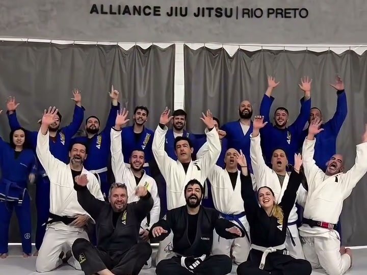Turma adulta da Alliance Rio Preto reunida no tatame