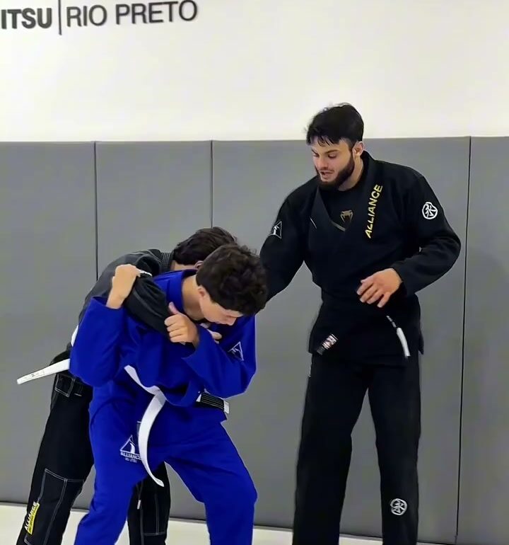 Crianças treinando jiu-jitsu com o professor