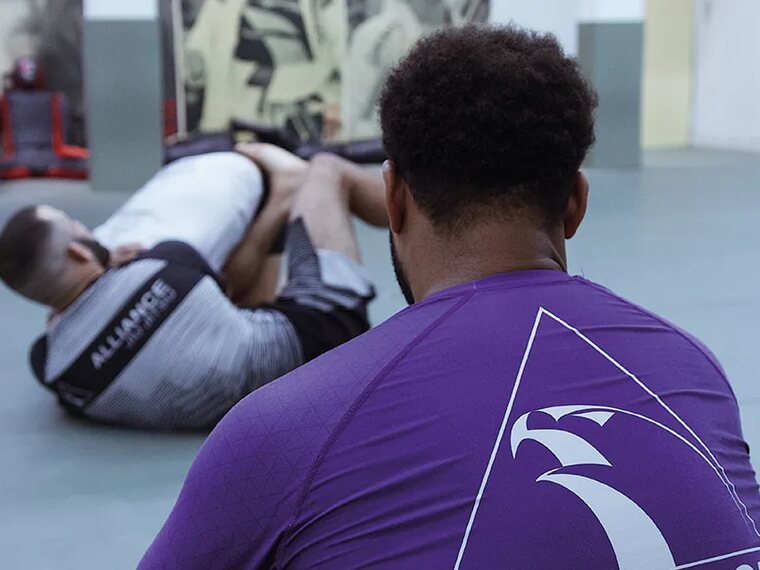 Treino de no-gi, sem quimono, no tatame